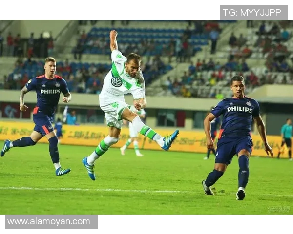 抽足球明星卡游戏视频带你体验激情对战与策略乐趣