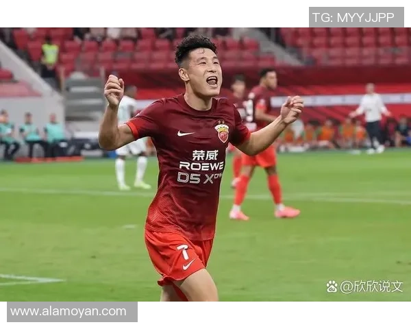 足球明星展现超凡球技引领潮流激情四溢的赛场瞬间回顾 足球明星展现超凡球技引领潮流激情四溢的赛场瞬间回顾