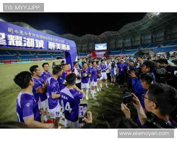 足球明星与观众亲密互动精彩瞬间回顾与感人打招呼时刻分享 足球明星与观众亲密互动精彩瞬间回顾与感人打招呼时刻分享